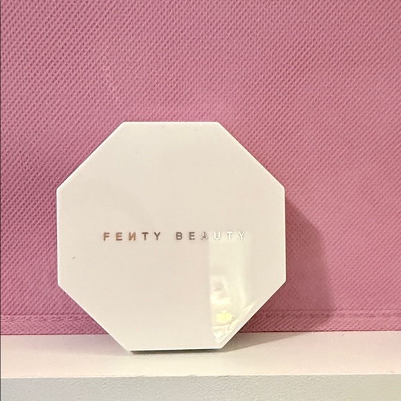 Fenty Beauty Hexagonal White Compact - Picture 1 of 3
